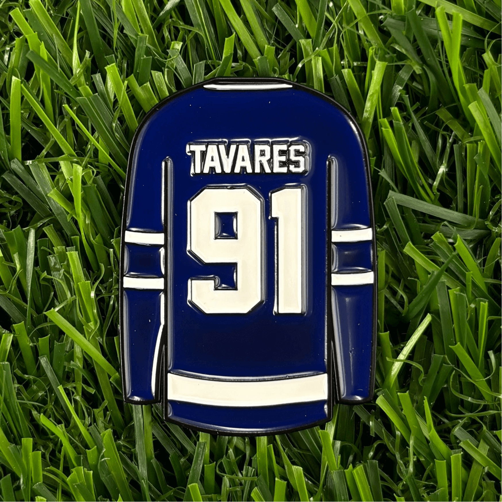 John Tavares golf ball marker shaped like hockey jersey number 91 on grass