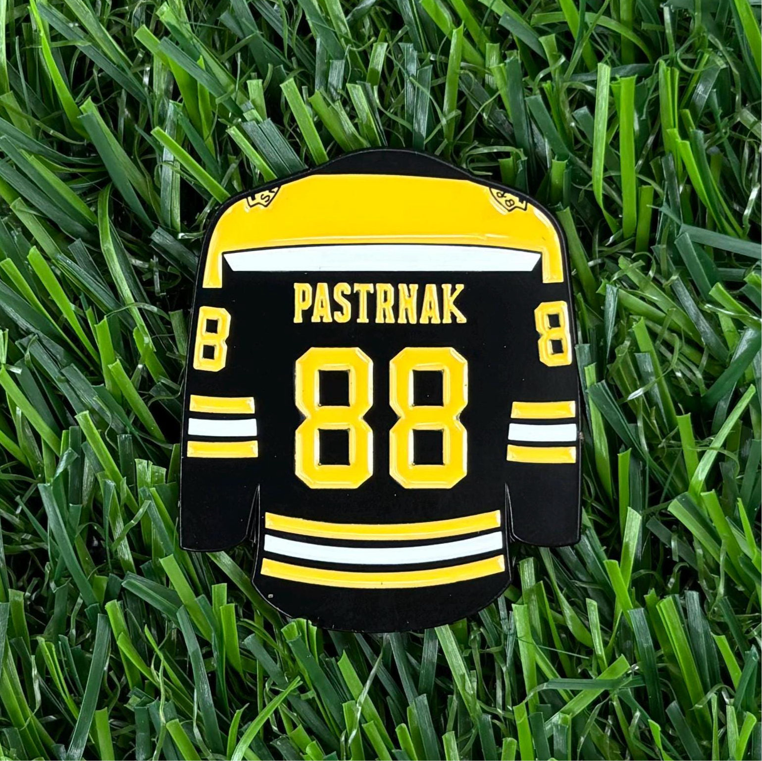 David Pastrňák collectible golf ball marker designed as a hockey jersey with number 88 on green grass