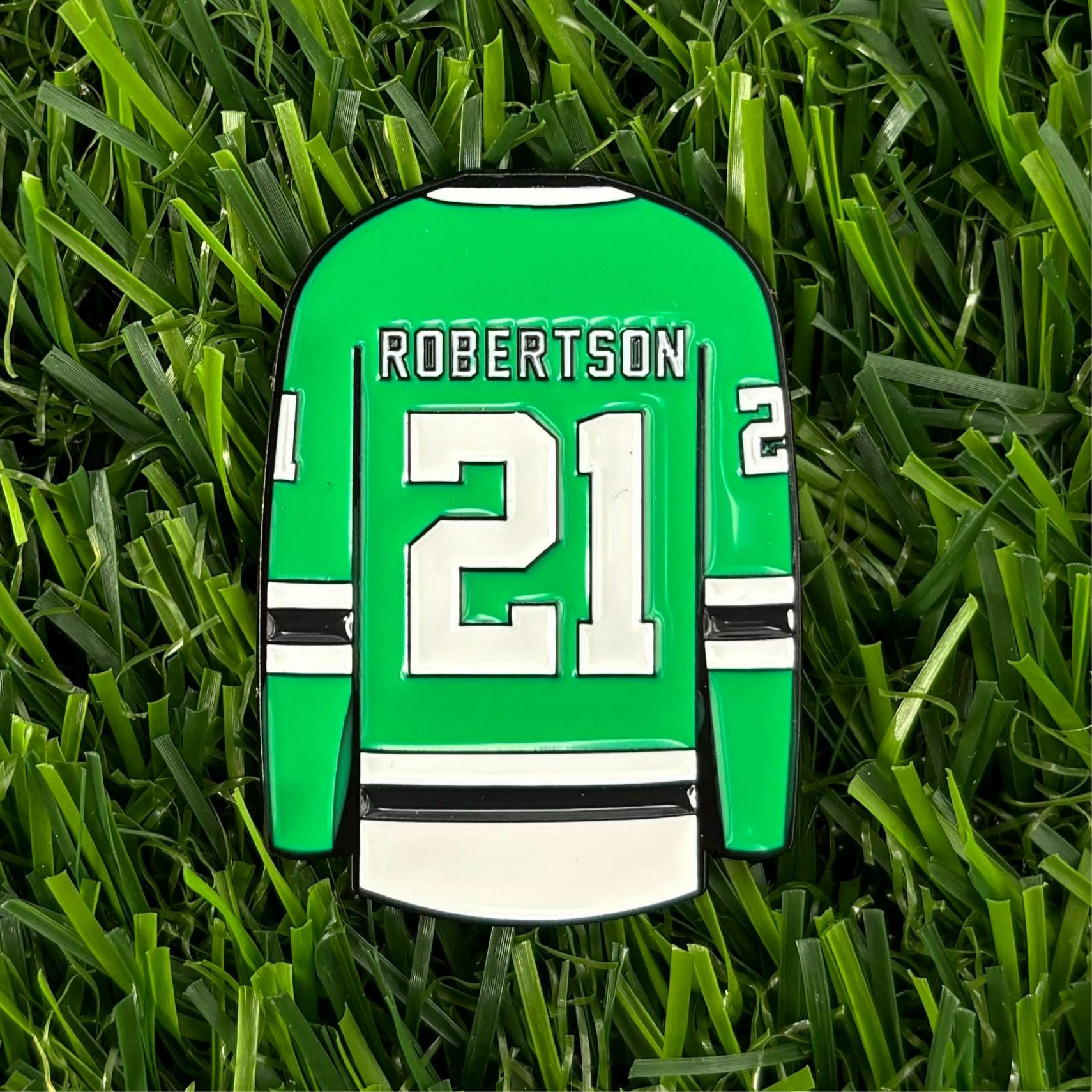 Jason Robertson custom golf ball marker shaped like a green hockey jersey with number 21, displayed on green grass